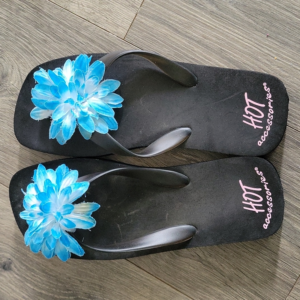 EUC HOT ACCESSORIES BLUE FLOWER Black flip flops